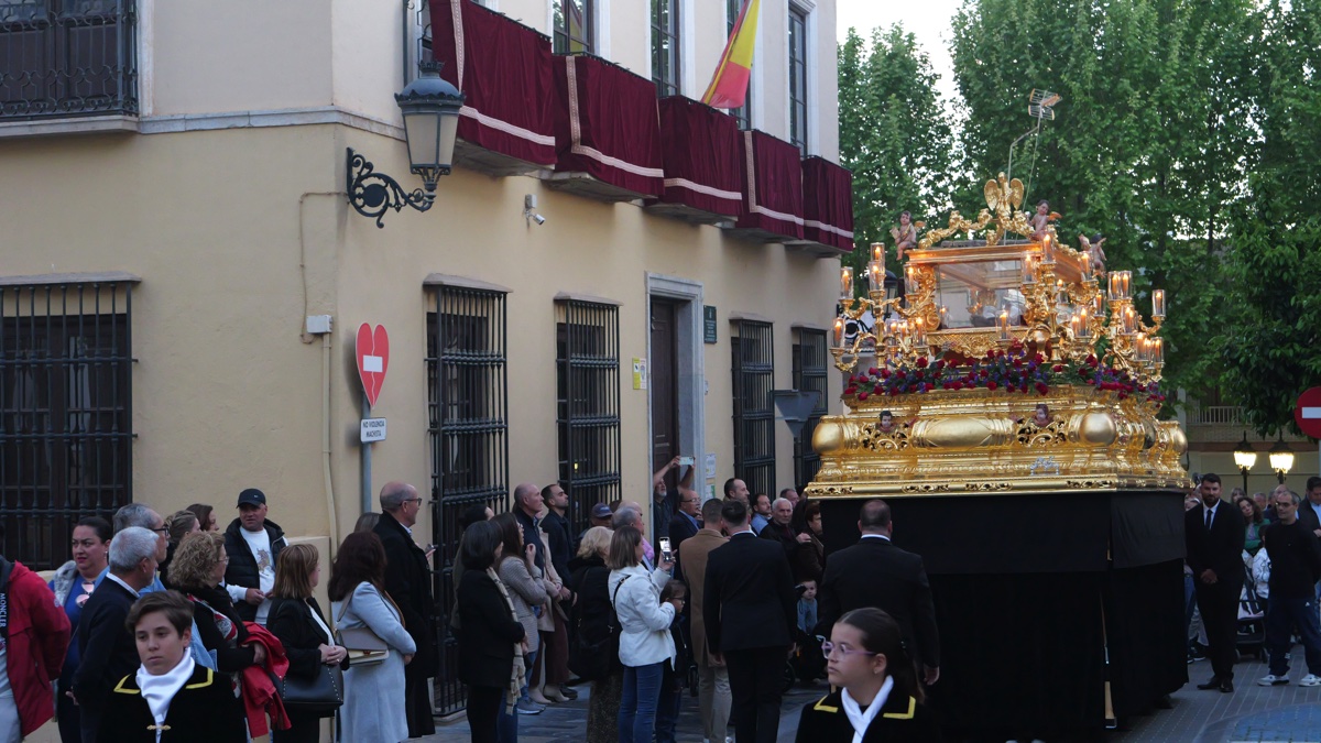El Santo Sepulcro y la Soledad llenan de recogimiento y penitencia el Viernes Santo de Berja